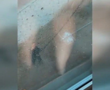 Ondertussen een glazenwasser die gewoon zijn werk probeert te doen