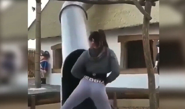 Het moment dat je vriendin zich weer eens niet kan gedragen in een speeltuin