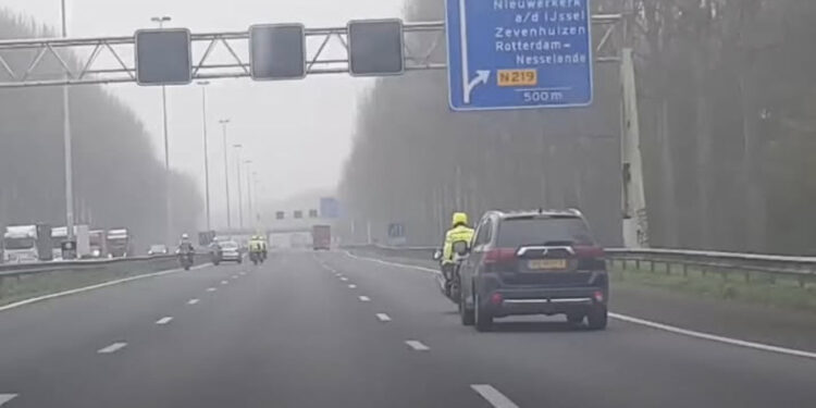 Automobilist heeft echt totaal geen respect voor deze motoragent
