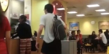 Jongeman is rotzooi aan het maken in fastfoodketen maar krijgt een harde les geleerd