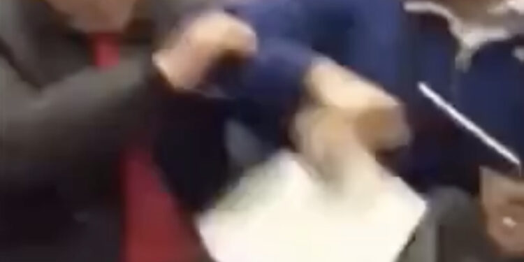 Oude man valt iemand lastig in de trein