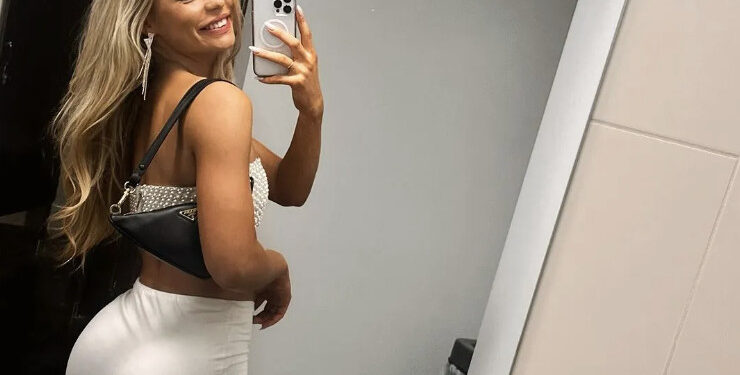 Jutta Leerdam op het strand met vriendin gaat hard rond