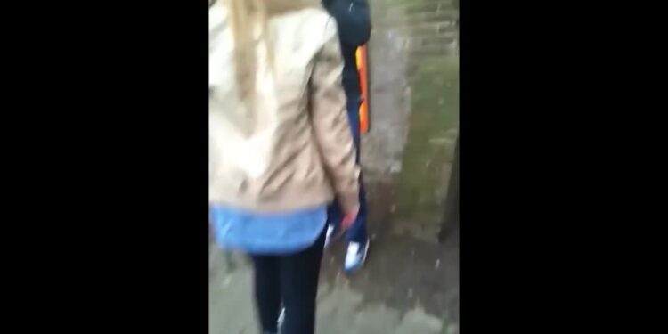 Jongen-Krijgt-Klappen-Op-School-Van-Een-Meisje-F09F9882F09F9882F09F9882 (2)