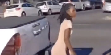 Deze vrouw is overduidelijk de weg kwijt..