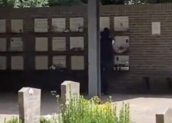Onbegrip en verontwaardiging na video: man vernielt gedenkplek in Nederland