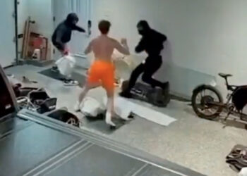 Man betrapt inbrekers en jaagt ze op spectaculaire manier zijn huis uit