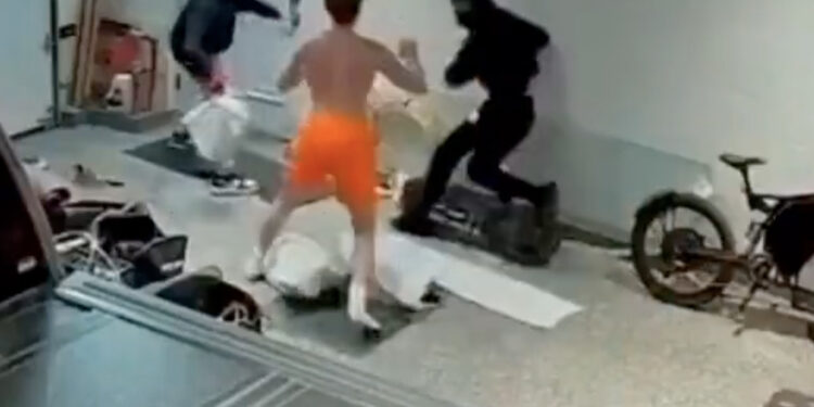 Man betrapt inbrekers en jaagt ze op spectaculaire manier zijn huis uit